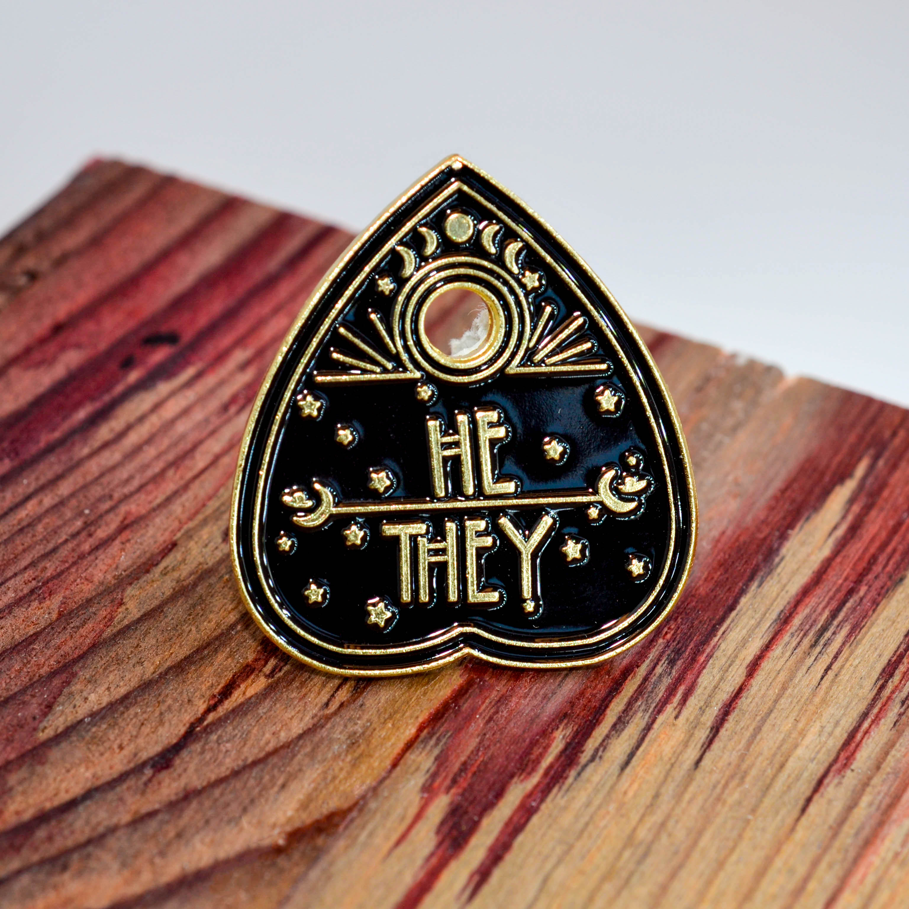 Pins - Pronomen & Identität