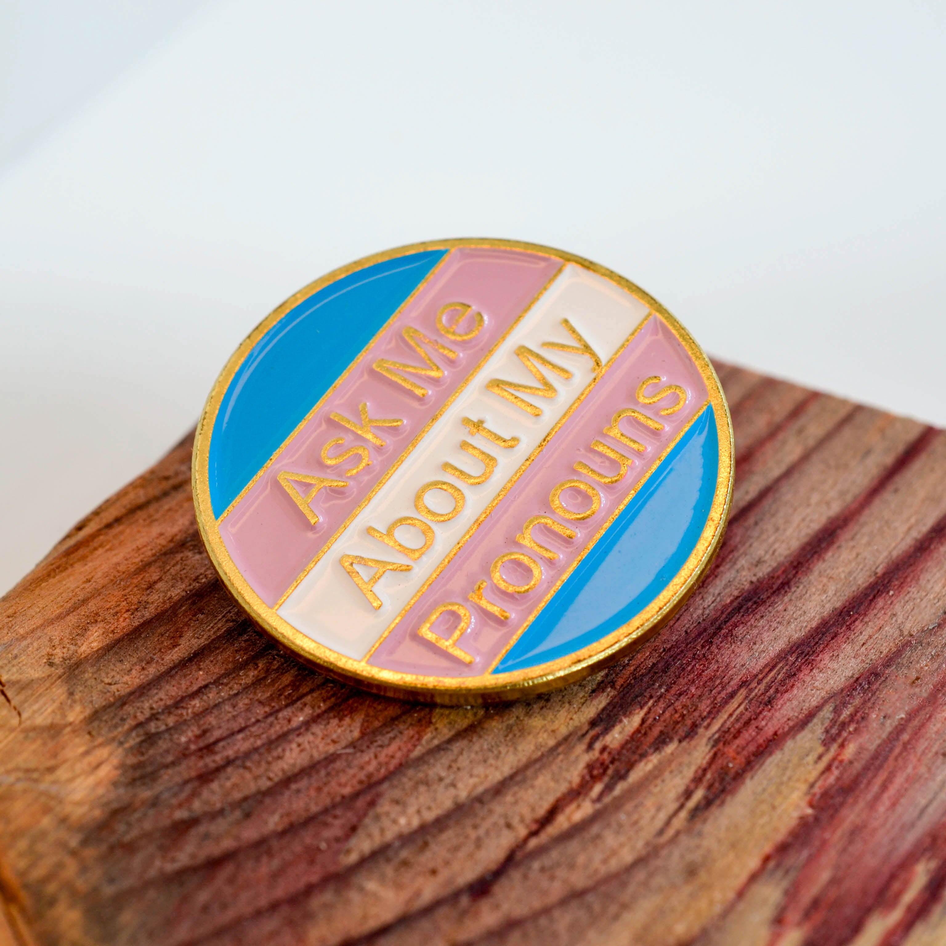 Pins - Pronomen & Identität