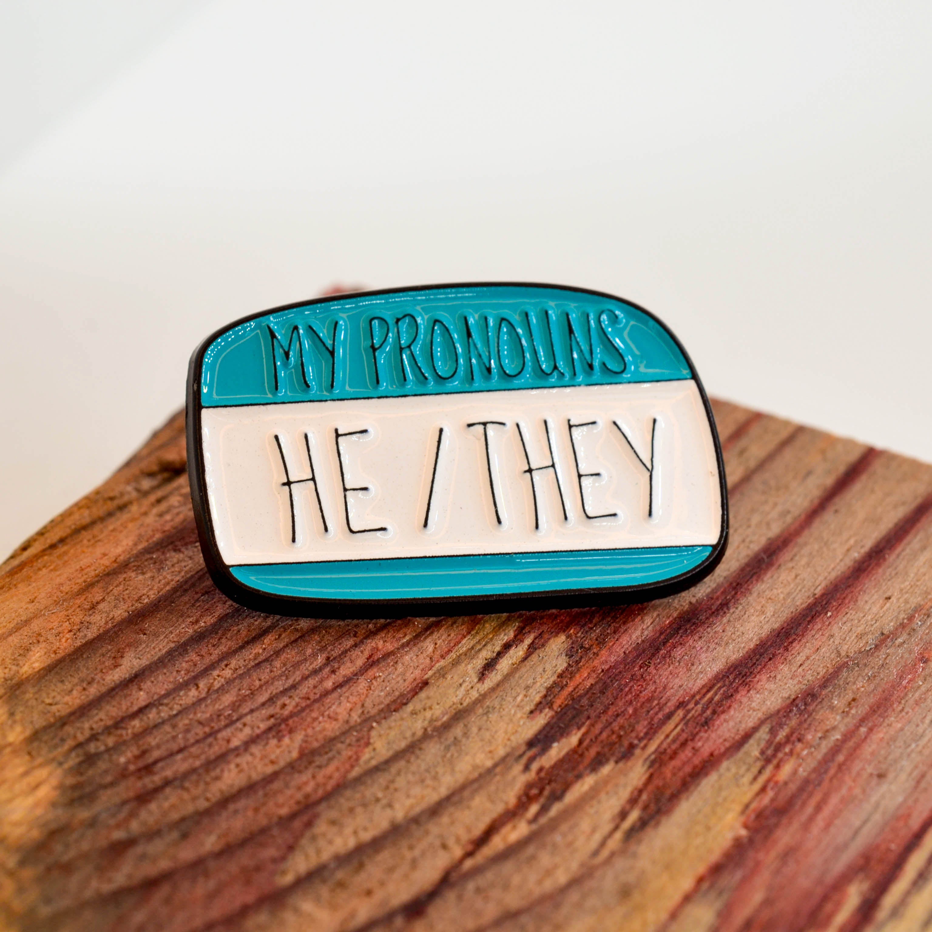 Pins - Pronomen & Identität