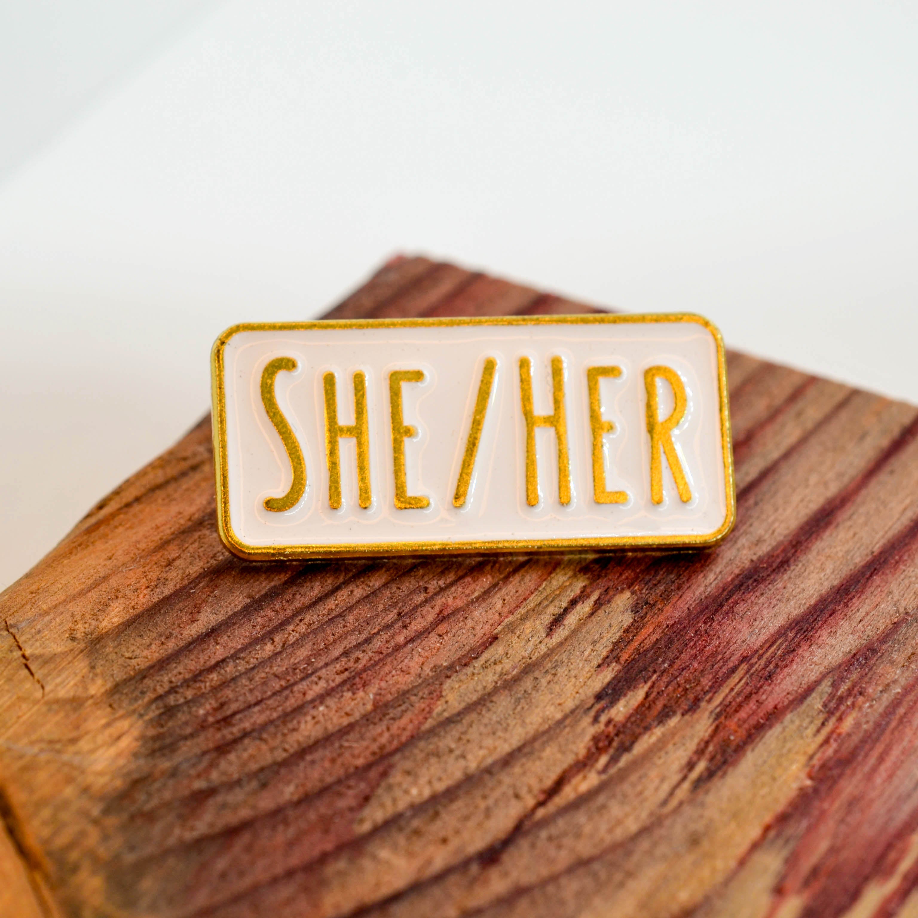Pins - Pronomen & Identität
