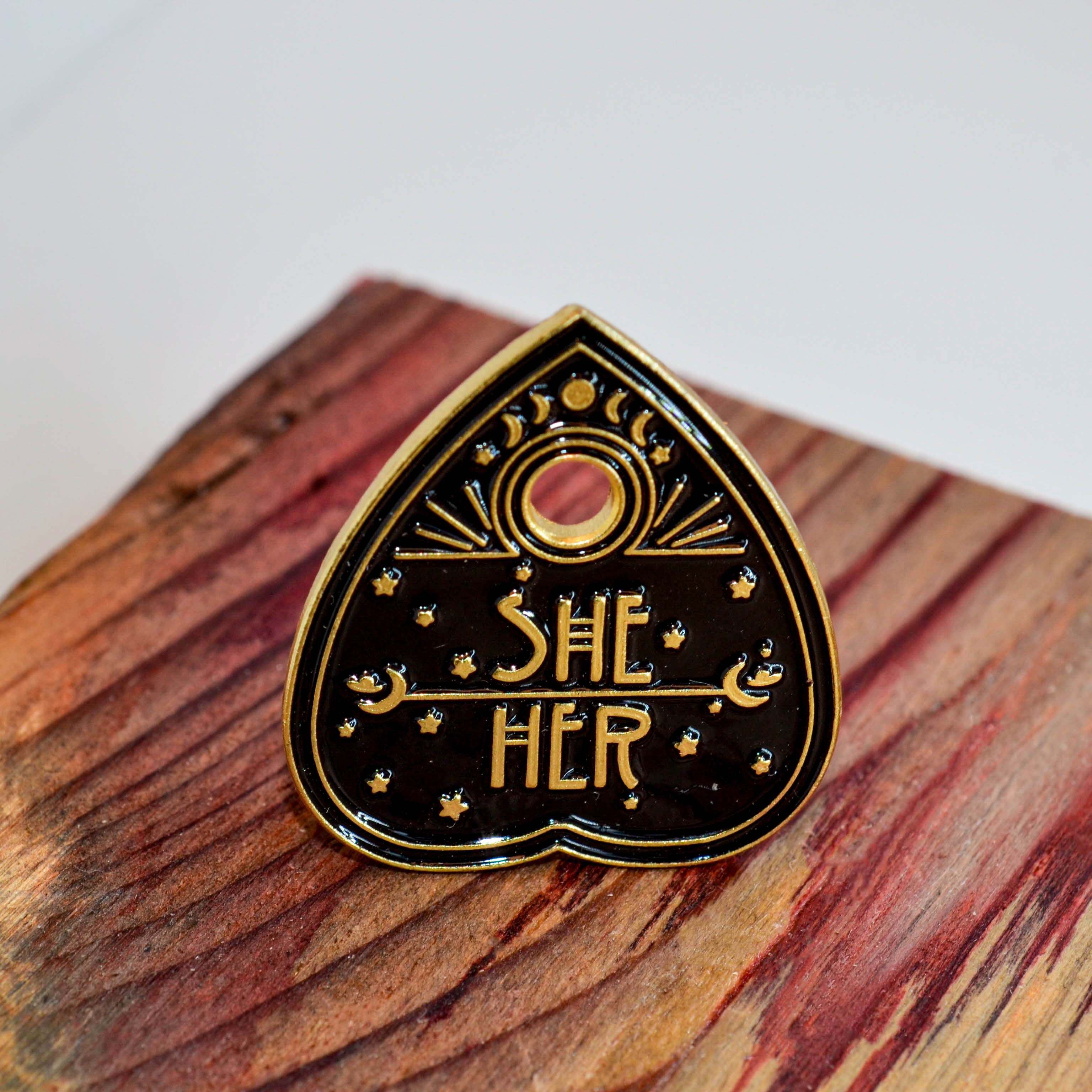 Pins - Pronomen & Identität