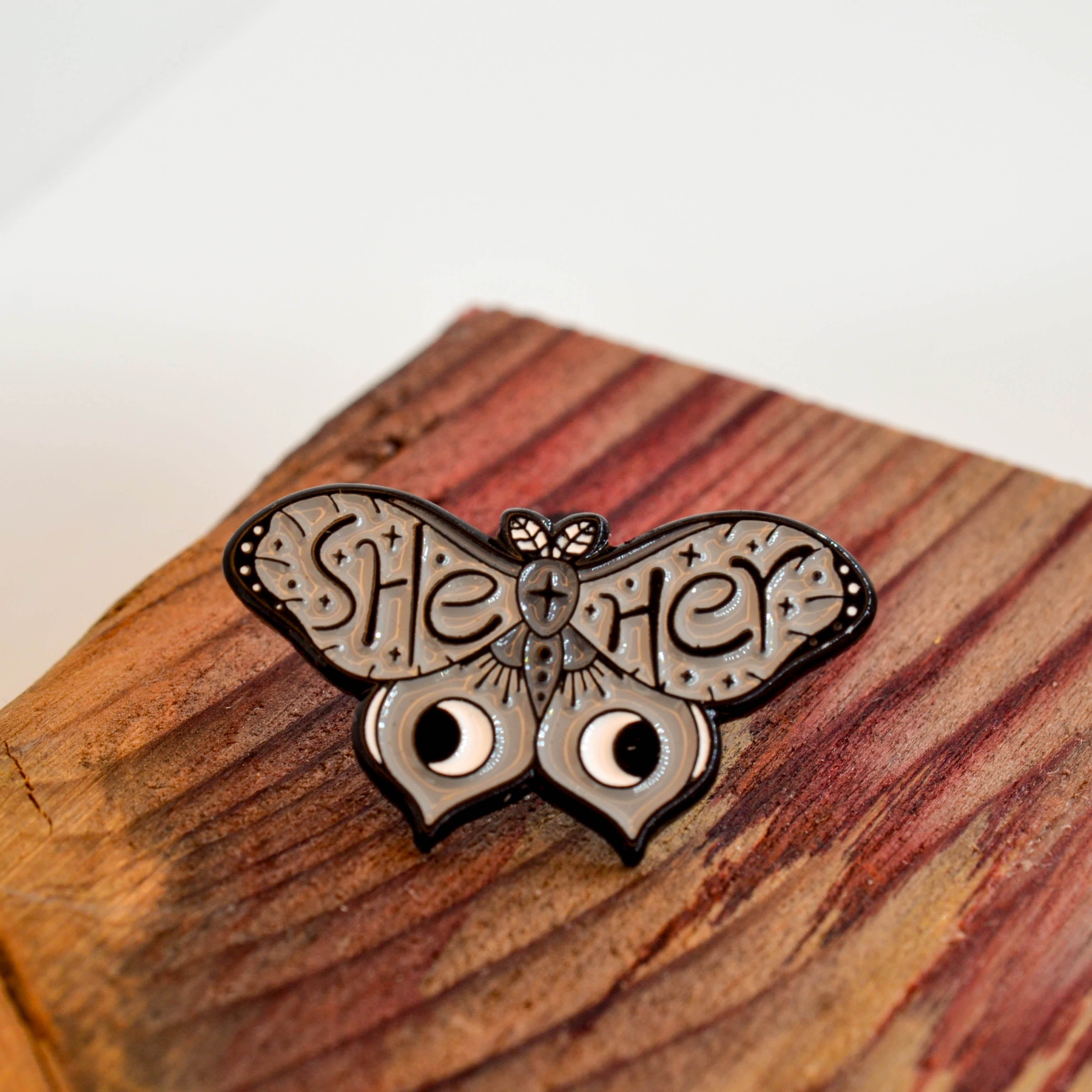 Pins - Pronomen & Identität