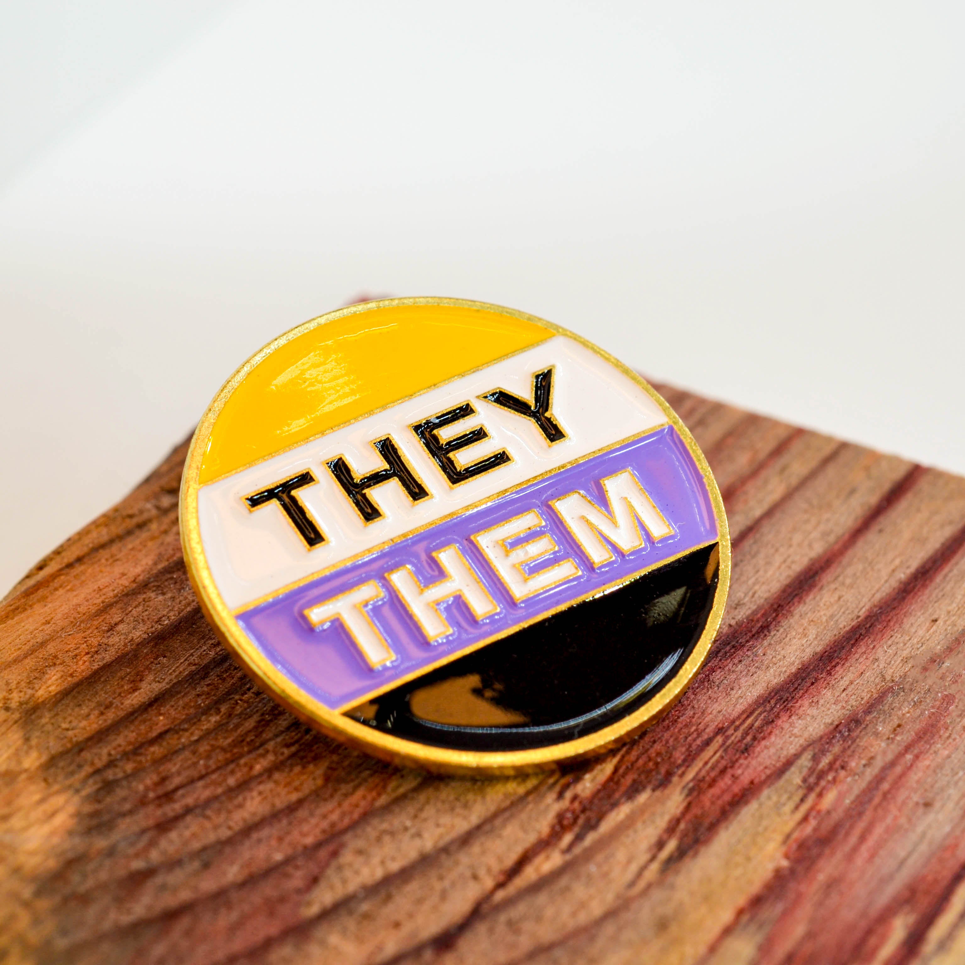 Pins - Pronomen & Identität