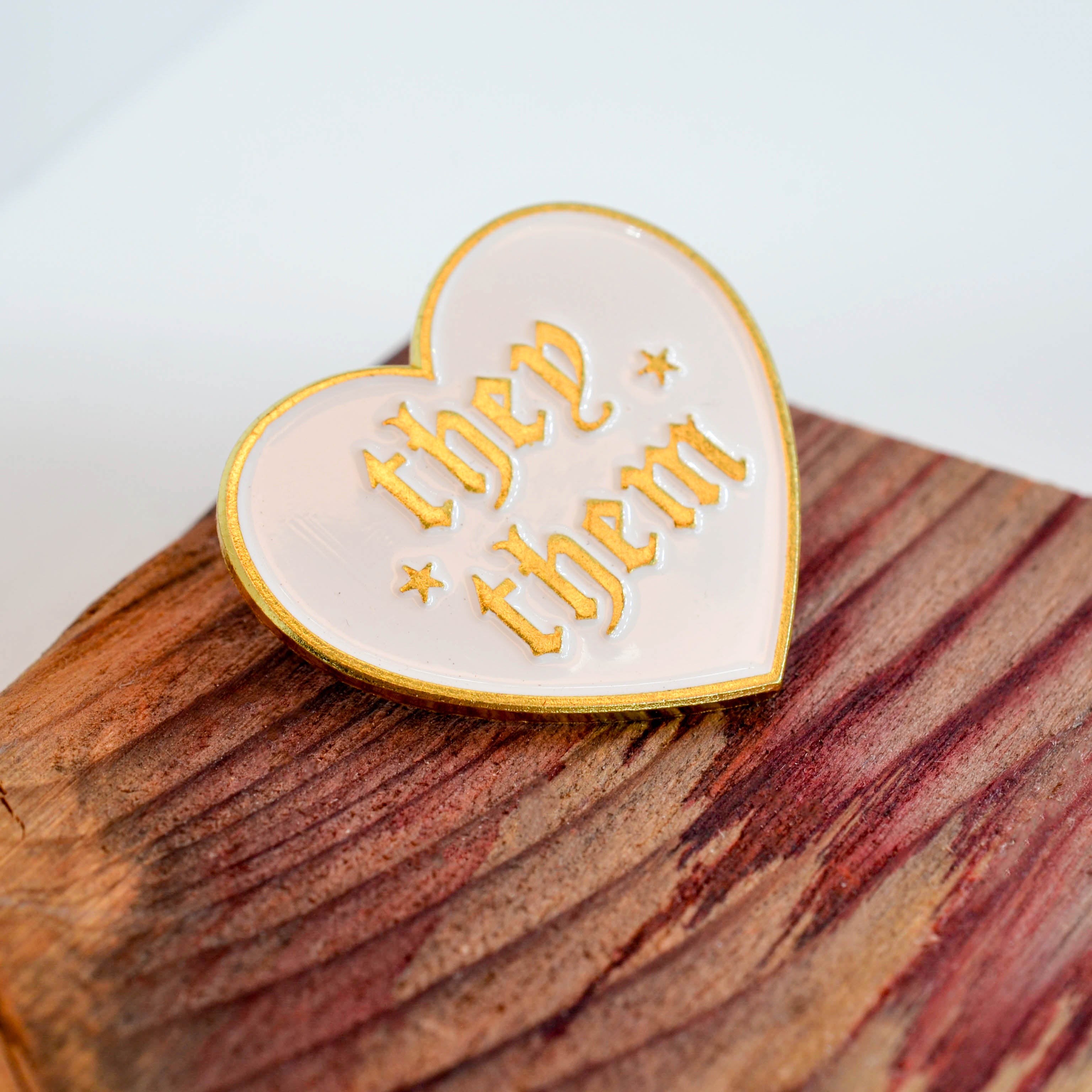 Pins - Pronomen & Identität