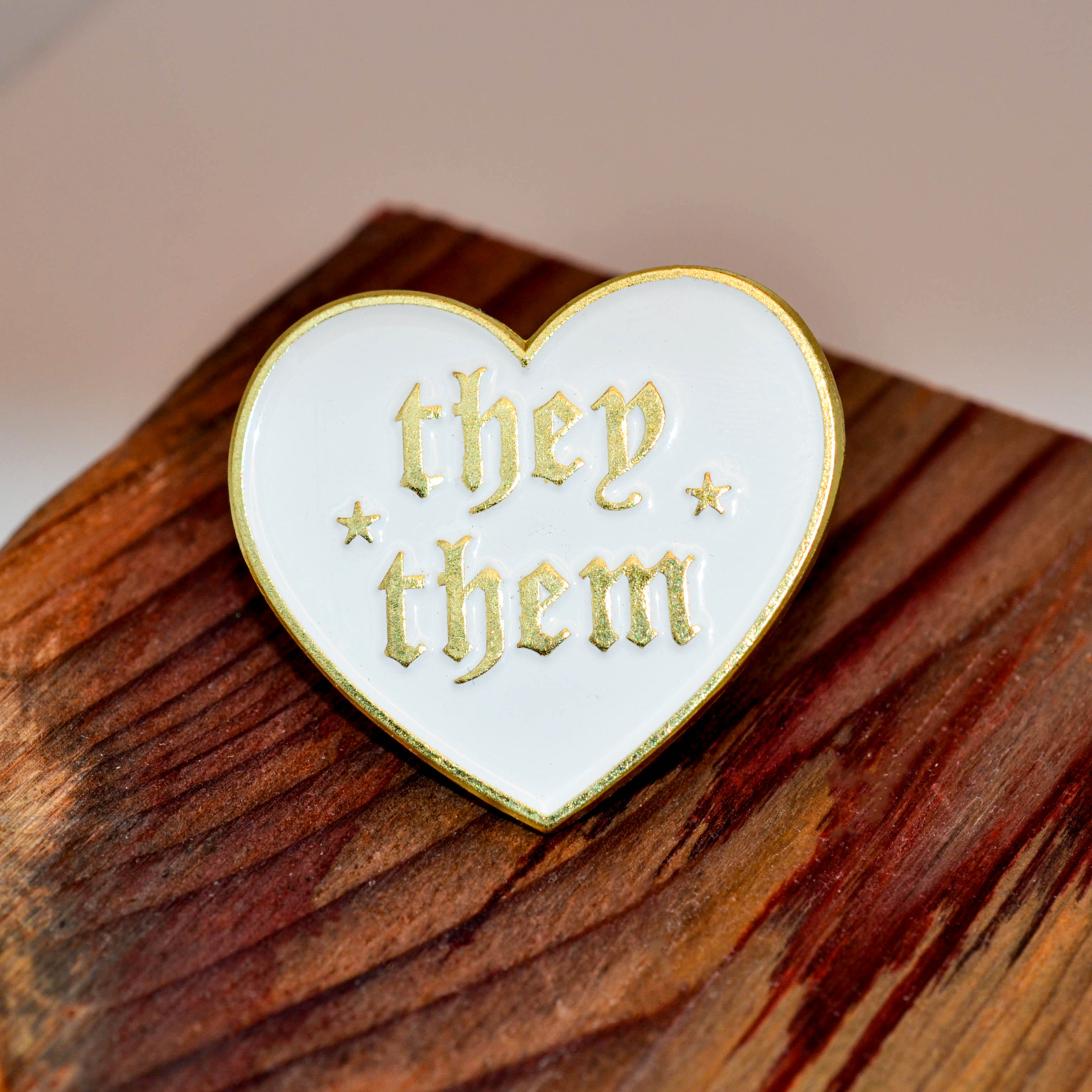 Pins - Pronomen & Identität