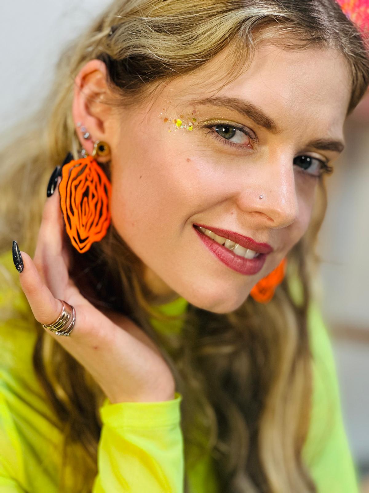 Feministischer Schmuck und Statement Ohrringe