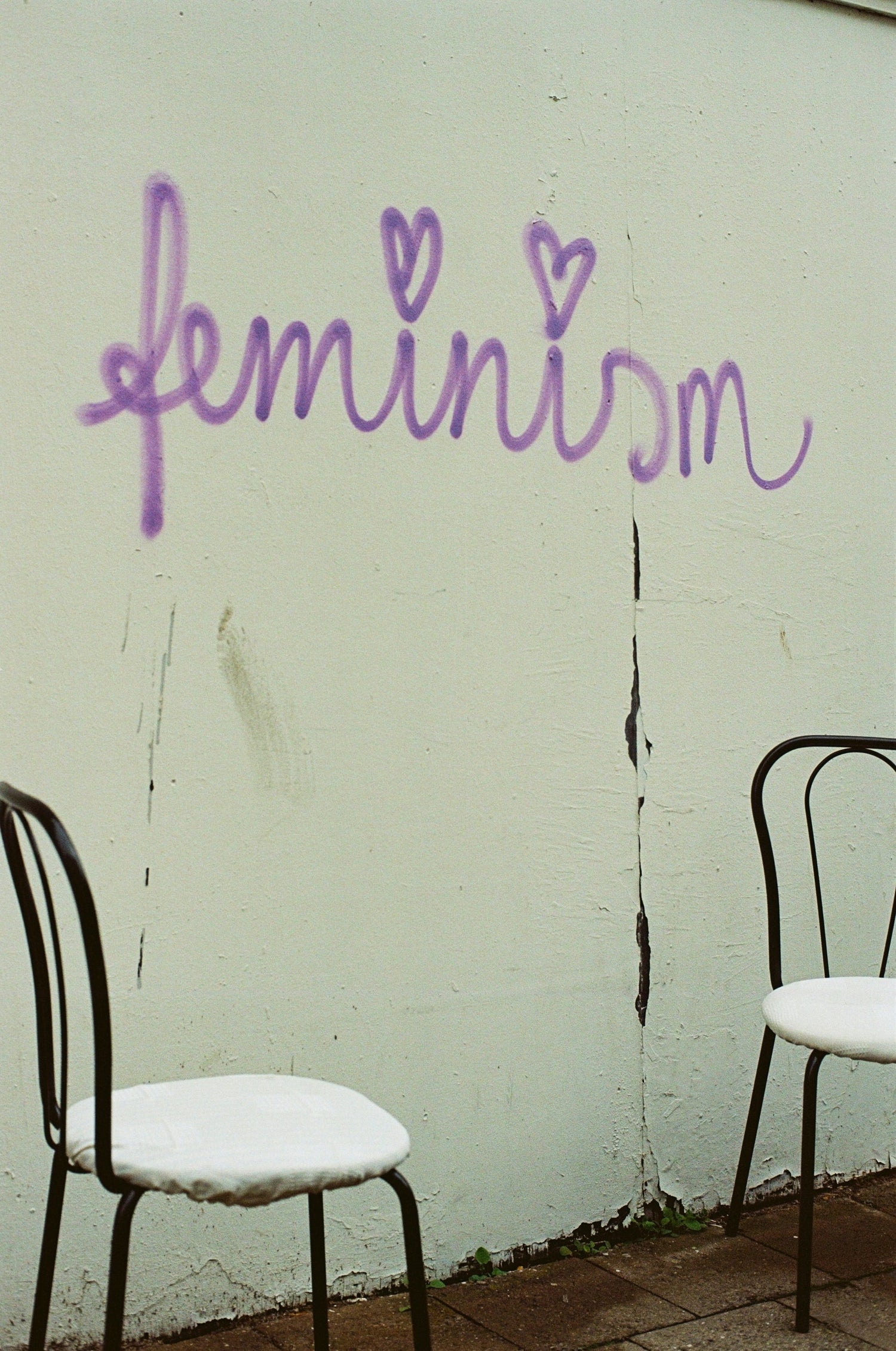Bild mit Grafitti und Text Feminism